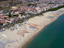 Una foto aerea della grande  spiaggia di ...