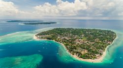 Una foto aerea delle isole Gili, Indonesia. Questo arcipelago è costituito da tre isolotti: Gili Meno, Gili Air e Gili Trawangan. Sono immerse in un mare trasparente e hanno spiagge di ...