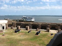 Una foto della baia di Charleston scattata da Fort Sumter, un antico forte militare in uso durante la Guerr Civile americana - foto © Gabrielle Hovey / Shutterstock.com