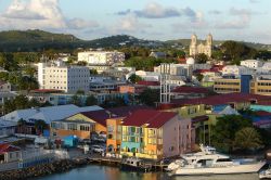 Una fotografia dall'alto di St. John's, capitale dello stato di Antigua e Barbuda. Situato a nord ovest dell'isola di Antigua all'interno di una baia protetta, St. John's ...