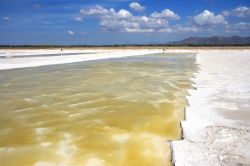 Una fotografia delle saline di Sant'Antioco, l'isola della Sardegna meridionale, ad ovest di Cagliari - © Elisa Locci / Shutterstock.com