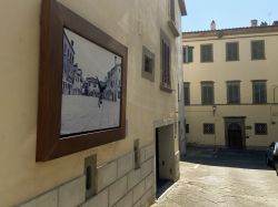 Una fotografia di Piergiorgio Branzi che inquadra Burano, Piazza Grande del 1957, esposta nel centro storico di Bibbiena