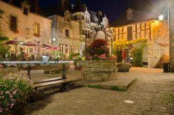 Una fotografia notturna del delizioso borgo di Rochefort en Terre, uno dei piccoli villaggi della Bretagna, una delle perle urbanistiche della Francia - © Evgeny Shmulev / Shutterstock.com ...