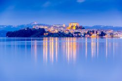 Una Fotografia notturna di Capodimonte e il Lago di Bolsena nel Lazio  - © FPWing / Shutterstock.com