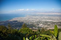 Una fotografia panoramica di Port-au-Prince, capitale di Haiti. La città conta circa circa tre milioni di abitanti, dei quali solo la metà è censita.
