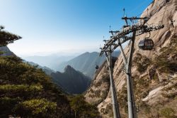 Una funivia sopralevata nei pressi dei monti Huangshan, Cina.



