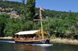 Una Gabare sulla Dordogne vicino a La Roque Gageac in Francia - © Heliosphile / Shutterstock.com