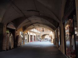 Una galleria nei pressi del duomo di Reggio Emilia, Emilia Romagna - © Gaia Conventi / Shutterstock.com
