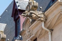 Una gargolla sulla facciata di un palazzo nel centro di Nancy, Francia.
