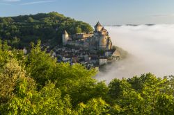 Una giornata con nebbia a Castelnaud la Chapelle in Francia, in primo piano Le Chateau de Castelnaud, Dordogna - © Peter Adams Photography L / Shutterstock.com