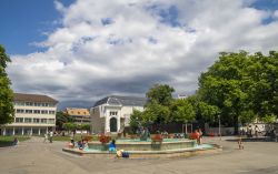 Una giornata estiva nella città di Vevey, Svizzera. Affacciata sulle acque del lago di Ginevra, Vevey è una cittadina elegante e raffinata che ogni anno accoglie visitatori provenienti ...