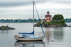 Una giornata nuvolosa vicino al faro di Pomham Rock a Providence, Rhode Island, Stati Uniti d'America.
