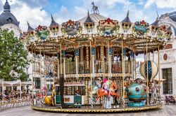 Una giostra antica in Place du Martroi, la principale piazza della città di Orléans (Francia) - © Kiev.Victor / Shutterstock.com