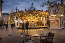 Una giostra antica in una piazzetta del centro di Troyes (Francia) by night - © Yuri Dondish / Shutterstock.com