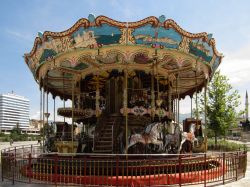 Una giostra antica per bambini in piazza Skanderbeg  a Tirana, Albania - © smith371 / Shutterstock.com