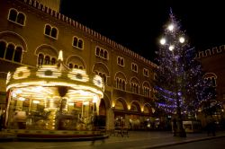 Una giostra durante il periodo natalizio in piazza dei Signori a Treviso, Veneto - © PiercarloAbate / Shutterstock.com