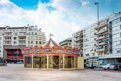 Una giostra per bambini nel centro storico della città di Limoges, Francia - © ilolab / Shutterstock.com