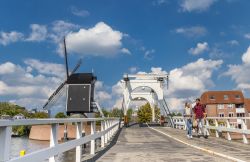 Una giovane coppia a passeggio sullo storico ponte sui canali di Leiden, Olanda - © Marc Venema / Shutterstock.com