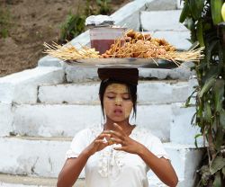 Una giovane donna birmana porta sulla testa cibi da vendere, Kyaiktiyo - © Liudmila Kotvitckaia / Shutterstock.com
