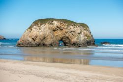 Una grande  roccia a riva rende unica  Playa Penarronda a Castropol in Spagna