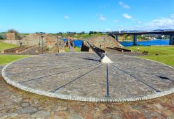 Una grande meridiana alla periferia di Ribadeo in Spagna - © Landscape Nature Photo / Shutterstock.com