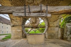 Una grande ruota motorizzata nella fontana della cittadella di Besancon, Francia.

