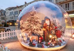 Una grande sfera di vetro con Babbo Natale nel centro di Niort, Francia. E' uno dei tanti addobbi con cui viene decorato il centro cittadino durante l'Avvento  - © pixinoo ...