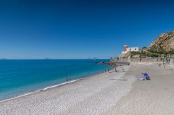 Una grande spiaggia con sabbia mista a ciottoli a Capo d'Orlando in Sicilia.