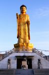 Una grande statua dorata del Buddha a Ulan Bator, Mongolia.
