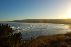 Una graziosa baia a Pichilemu, Cile. Questa cittadina di circa 15 mila abitanti si trova sulla costa pacifica nella Regione del Libertador General Bernardo O'Higgins.
