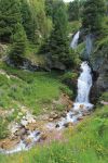Una graziosa cascata di montagna a Les Arcs, Francia, fotografata dall'alto.
