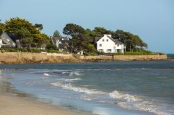 Una graziosa casetta bianca sulla spiaggia di Carnac, Bretagna, Francia.
