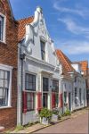 Una graziosa casetta dalla facciata bianca nel centro storico di Naarden, Paesi Bassi.

