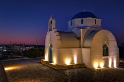 Una graziosa chiesa greco-ortodossa illuminata di notte a Antiparos, isola delle Cicladi (Grecia).


