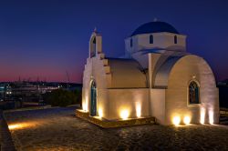 Una graziosa chiesa greco-ortodossa illuminata di notte a Antiparos, isola delle Cicladi (Grecia).

