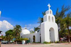 Una graziosa chiesa intonacata a calce bianca a Playa del Carmen, Quintana Roo, Messico.

