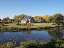 Una graziosa chiesetta a Grand Forks, North Dakota (USA), vicino a un corso d'acqua.



