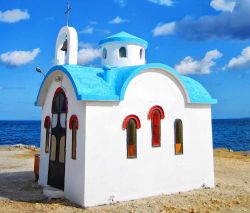 Una graziosa chiesetta affacciata sul mare nei pressi di Chania, Creta - © Antony McAulay / Shutterstock.com