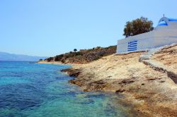 Una graziosa chiesetta affacciata sull'Egeo nell'isola di Pserimos, Dodecaneso (Grecia).
