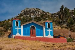 Una graziosa chiesetta azzurra sul lago Titicaca, Perù.

