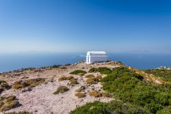 Una graziosa chiesetta bianca e blu sui bordi del vulcano Stefanos a Nisyros, Grecia.

