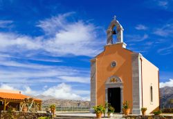 Una graziosa chiesetta greca ortodossa nell'altopiano di Lassithi, isola di Creta.
