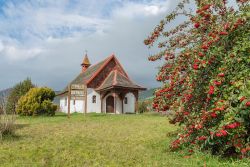 Una graziosa chiesetta in legno nella campagna di Puerto Varas, Cile.

