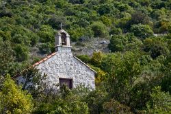 Una graziosa chiesetta in pietra immersa nella natura a Ston, Croazia.


