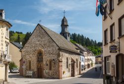 Una graziosa chiesetta medievale nella città di Vianden, Lussemburgo - © Lev Levin / Shutterstock.com