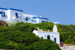 Una graziosa chiesetta nel villaggio di Galissas sull'isola di Syros, Grecia. Sulla facciata si trova una targa con incisa la scritta "Sacro Tempio di San Nektarios".




 ...