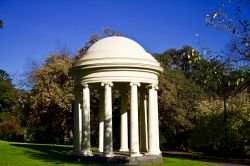 Una graziosa cupola rotonda ai Fitzroy Gardens di Melbourne, Australia.
