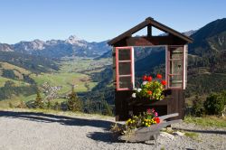 Una graziosa "finestra" sulla valle di Tannheim, Tirolo, Austria.
