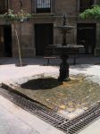 Una graziosa fontana nel centro storico della città di Tudela, Comunità Autonoma della Navarra (Spagna).



