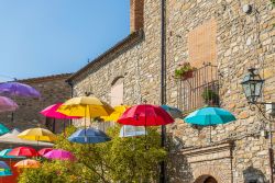 Una graziosa installazione decorativa a Guardia Perticara, Basilicata: il centro impreziosito con ombrelli colorati.
